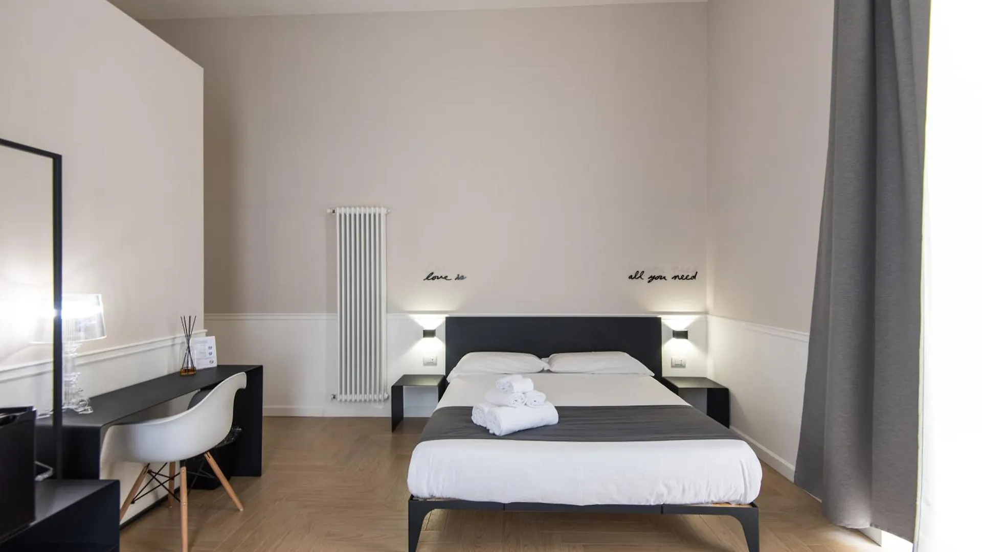 נאפולי Five Boutique Rooms 2*,